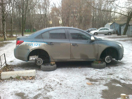 В Саратове задержан лжетаксист, снимавший колеса со взятых в аренду машин