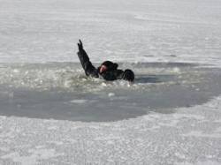 Ярославскими сотрудниками ГИМС был спасен провалившийся под лед рыбак