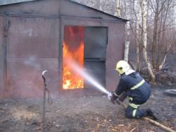 В Ярославле в гараже частного дома в пожаре сгорело две машины