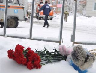 Траур по погибшим при обрушение дома 16 февраля в Ярославле