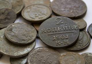Жительница Ярославля рассчиталась за кредит старинными монетами