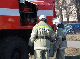 Пожарные Ярославля спасли мать с ребенком через окно горящей квартиры