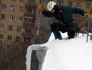 Упавший с крыши дома рабочий выжил