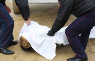 В Рыбинске труп неизвестного мужчины полдня лежал на улице