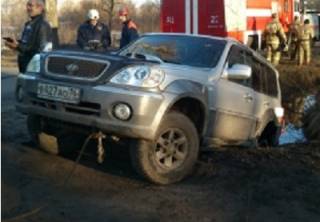 В Ярославле автомобиль провалился в яму наполненную водой.