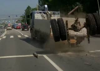 На дороге в Ярославле на ходу грузовик буквально развалился на части.