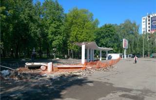 В Ярославле снесли арку на входе в Юбилейный парк.