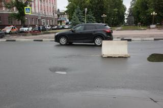 В Ярославле загадочным образом посередине перекрестка провалился асфальт.