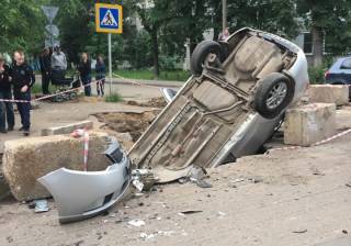 В Ярославле в результате ДТП машина улетела в яму.