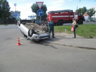 В центре Ярославля в результате ДТП машина перевернулась на крышу.