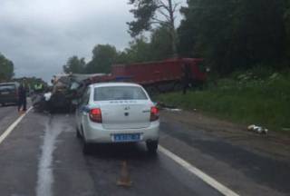 В Ярославской области микроавтобус попал в страшное ДТП, есть погибшие.