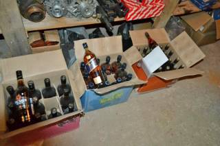 Ярославские полицейские нашли склад контрафактной выпивки.