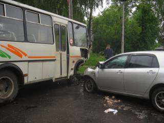 В Угличе легковушка протаранила автобус.