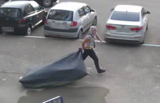 Молодой человек украл палатку прямо от входа в Спортмастер.
