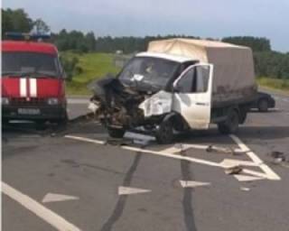 На трассе М8 в аварию попал автобус с пассажирами.