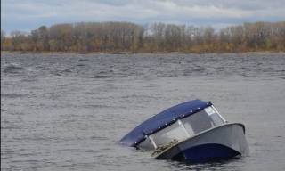 На озере Плещеево перевернулась лодка с рыбаками одному из которых, не удалось спастись.