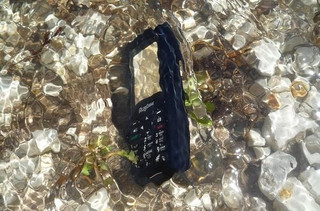 Водонепронецаемый телефон спас жизни рыбаков