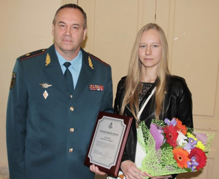 МЧС наградило отважную студентку за спасение однокласника.