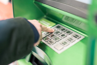 Житель Ярославля лишился своих денег оставив карту в банкомате