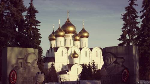 Вечный огонь - вид на Успенский Собор